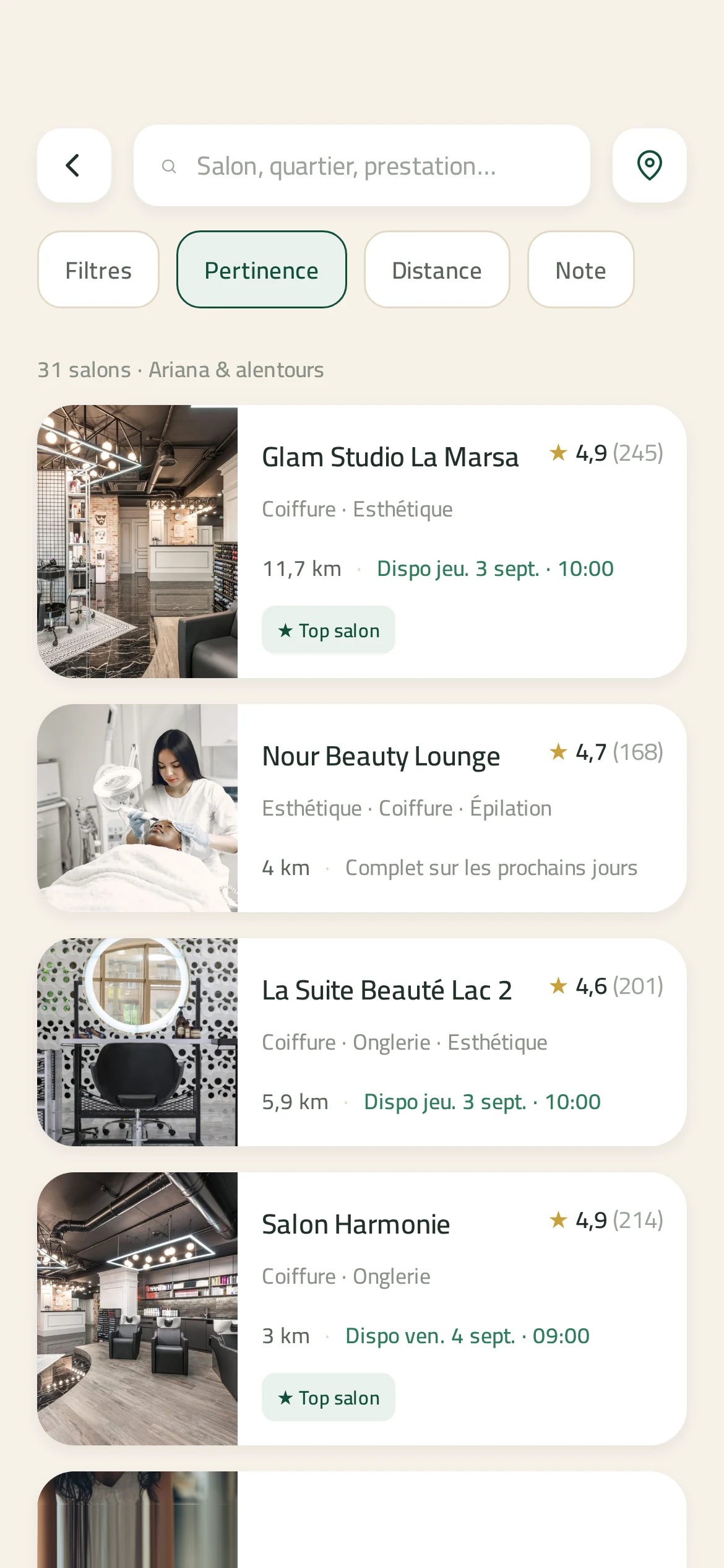 Écran de l’application SahaBook : la liste des salons d’Ariana, avec note, distance et prochaine disponibilité.