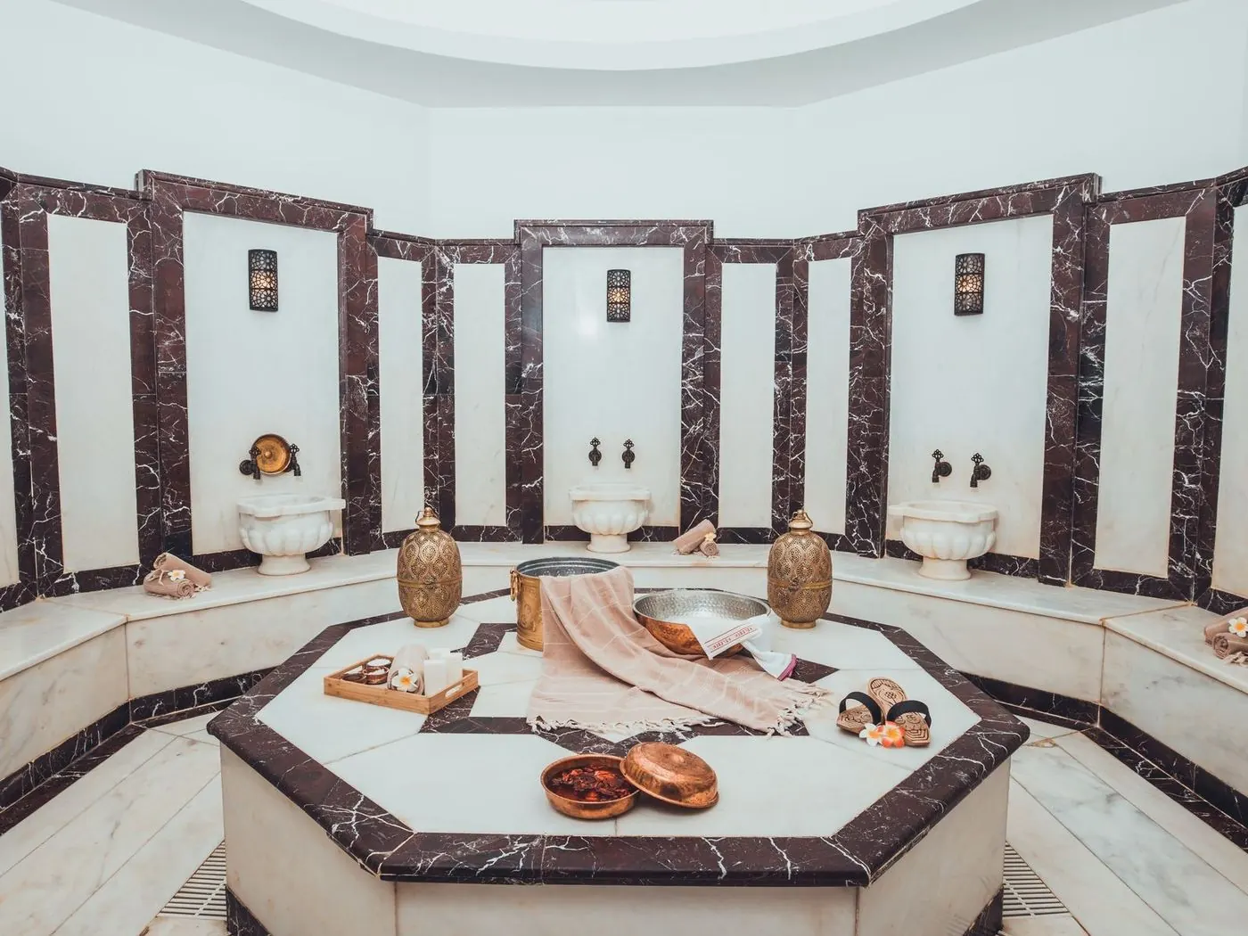 Hammam traditionnel : la salle de marbre et sa banquette centrale.