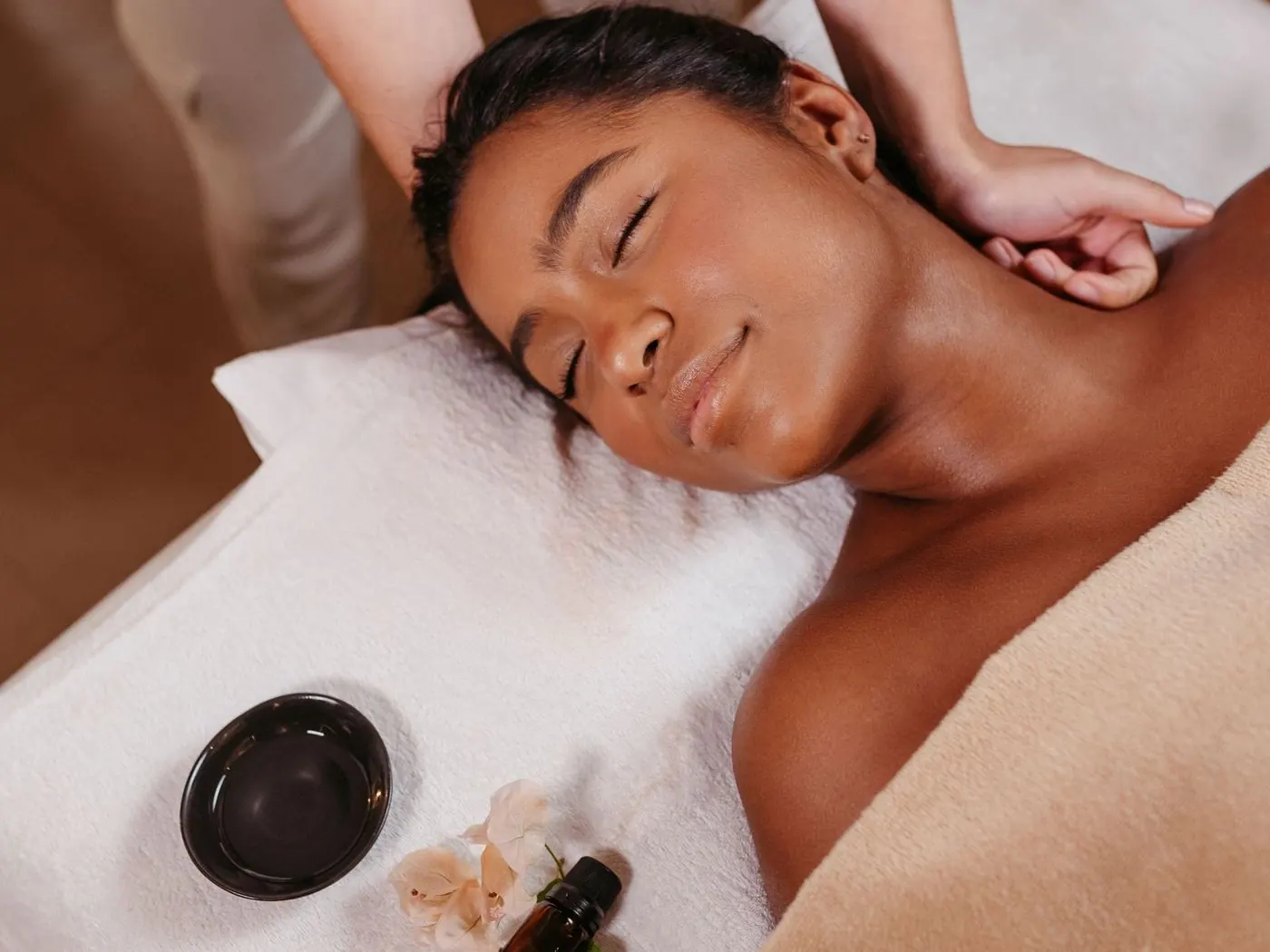 Table de massage : un soin relaxant en cabine.